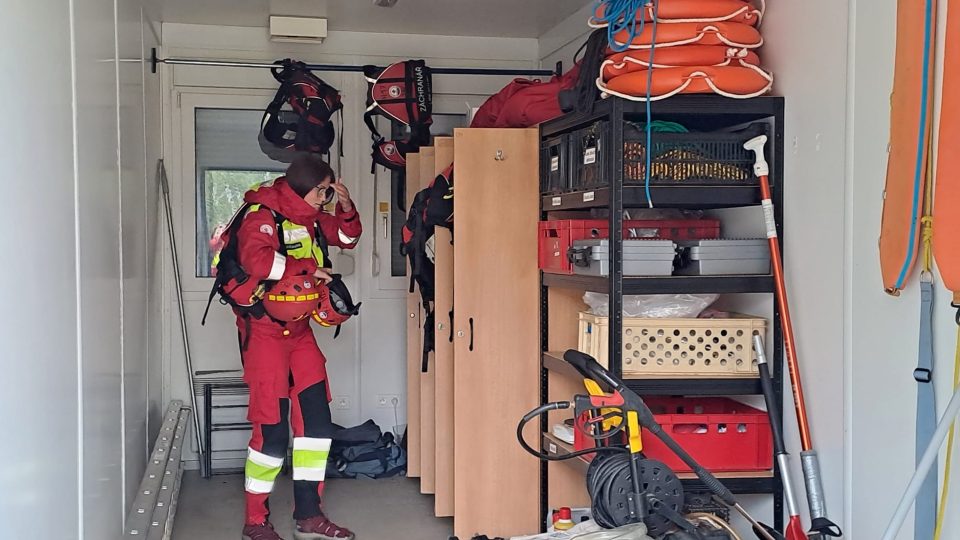 V jedné ze stavebních buněk mají záchranáři záchranné vesty, helmy a další vybavení potřebné k jejich práci