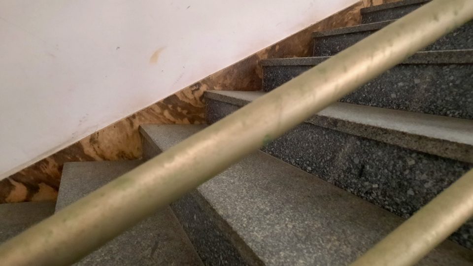 Původní mramorové obložení schodiště