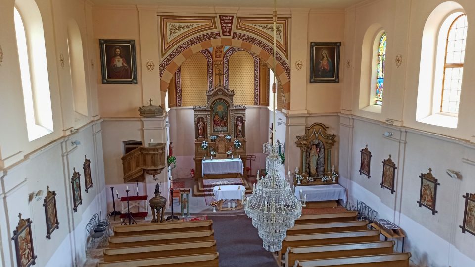 Interiér kostela Nejsvětější Trojice v Bílém Potoce pod Smrkem
