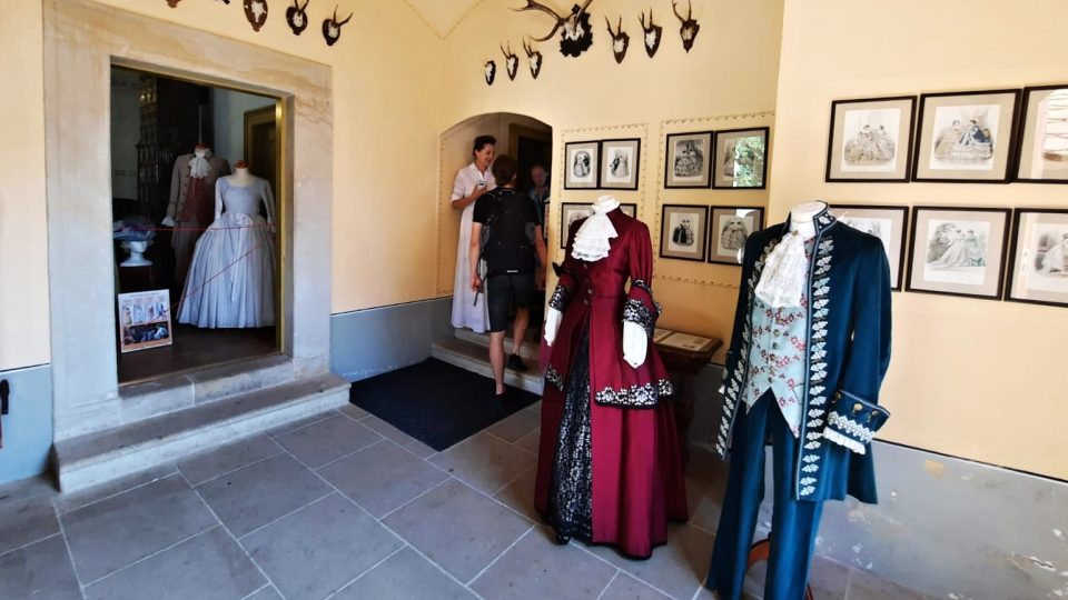 Na hradě Valdštejn vystavují kostýmy z filmových pohádek