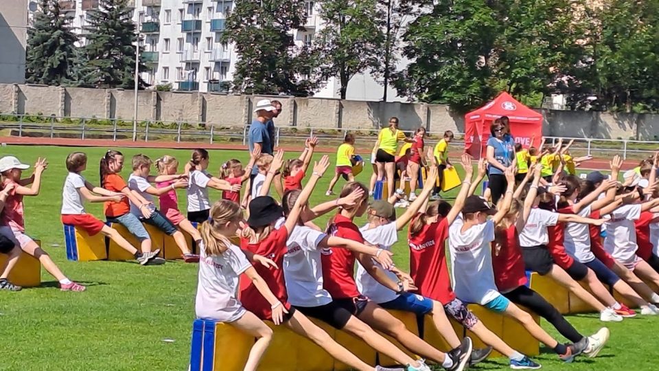 Mladí sokolové nacvičují hromadné sestavy na atletickém stadionu v Turnově