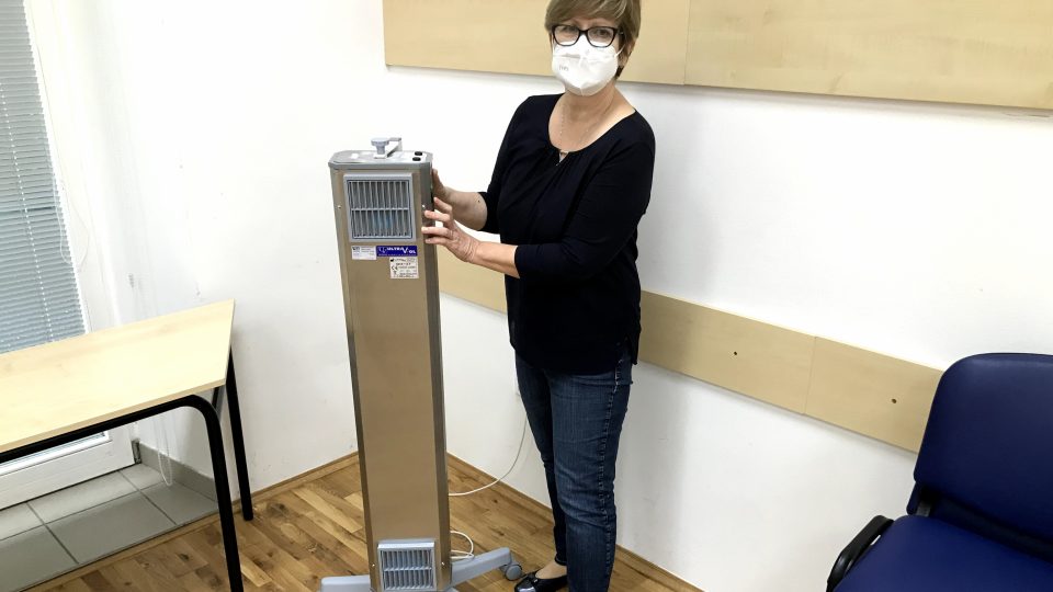 Ředitelka Centra Naďa Jozífková ukazuje přístroj, který v místnosti čistí vzduch