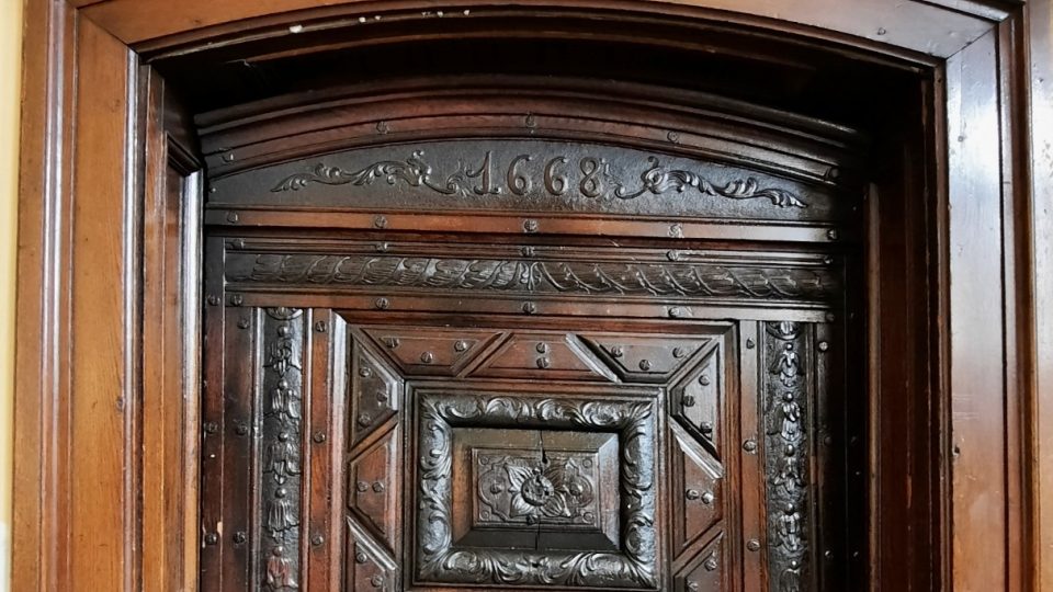Vyřezávané dveře z roku 1668 jsou starší než dům