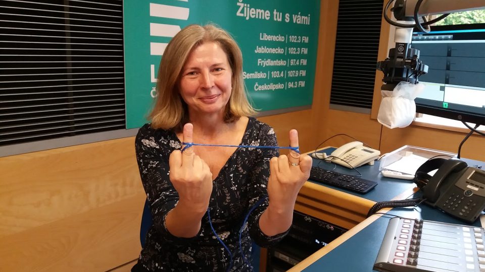 Dentální hygienistka Veronika Pavlíková demonstruje správné namotání dentální nitě na prsty