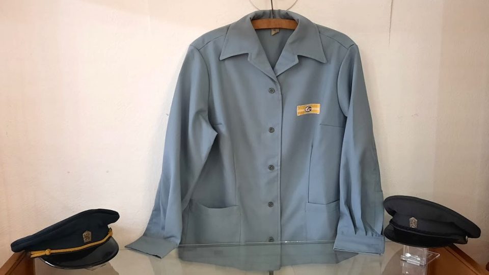 Součástí expozice v lomnickém muzeum jsou i uniformy zaměstnanců pošty