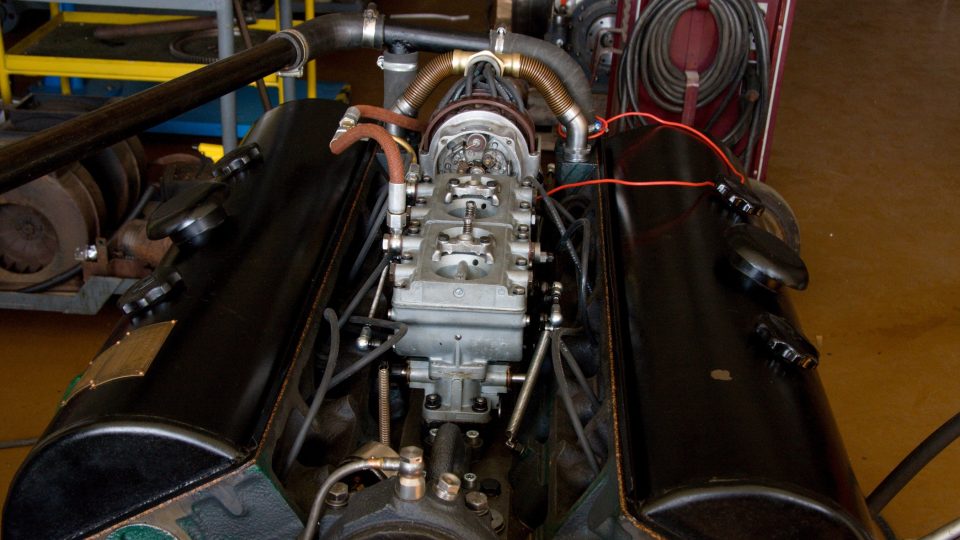 Zrenovovaný historický motor z tanku z druhé světové války. Motorářská dílna v Bílém Potoce