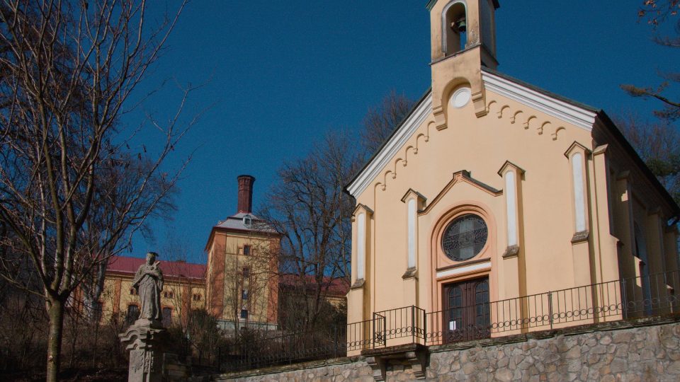 Sv. Jan Nepomucký a kaple sv. Vavřince, v pozadí bývalý pivovar