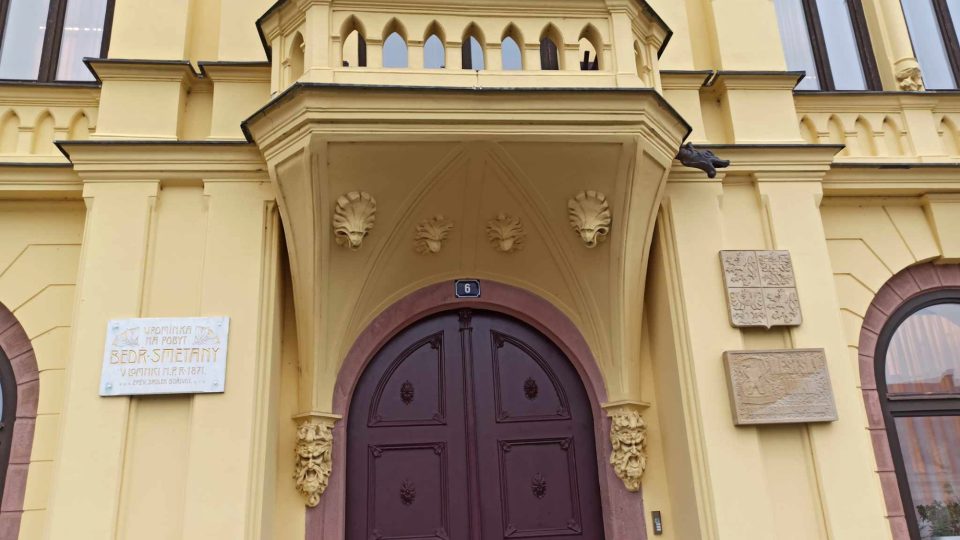 Pobyt Bedřicha Smetany v Lomnici nad Popelkou připomíná deska na tamní radnici