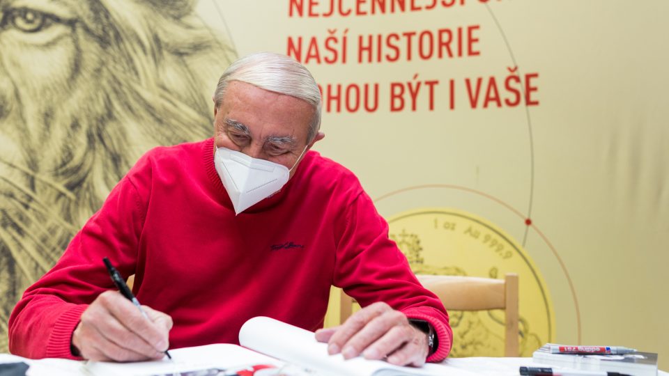 Jiří Holeček při zápisu do památné knihy