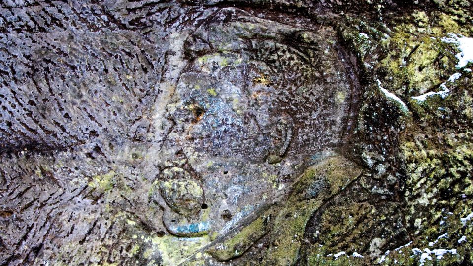 Na jedné ze skal v Pekle, na kraji starých lomů v místě, kde se těžilo kolem roku 1900, vznikl po skončení těžby reliéf, pravděpodobně podobizna Friedricha Wilhelma Nietzscheho