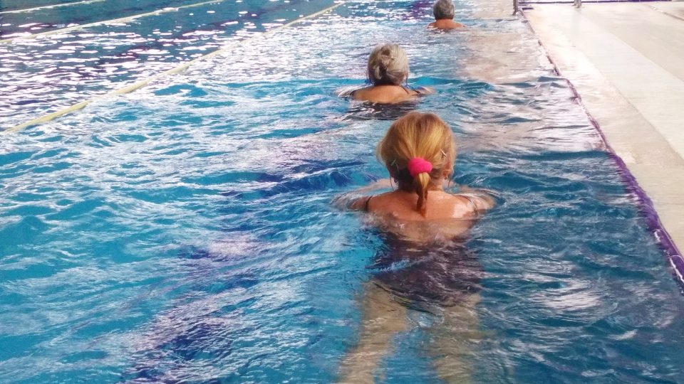 Senioři v libereckém bazénu společně přeplavali kanál La Manche, následovala debata s dálkovou plavkyní Lucií Leišovou