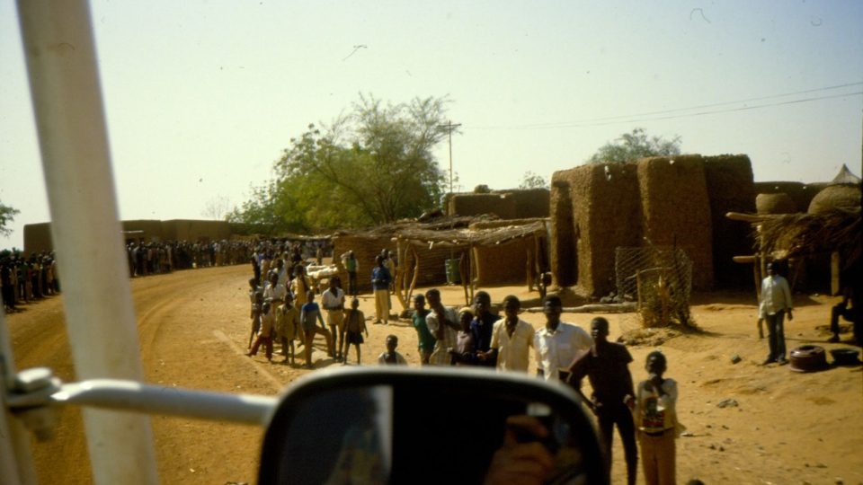 Průjezd africkou vesnicí (1986)