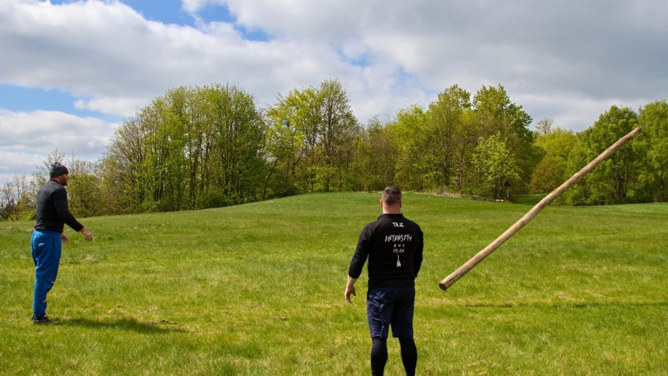 Trénink v hodu kládou. Tak trénuje trojnásobný mistr světa ve skotských hrách Vladislav Tuláček pod Klíčem