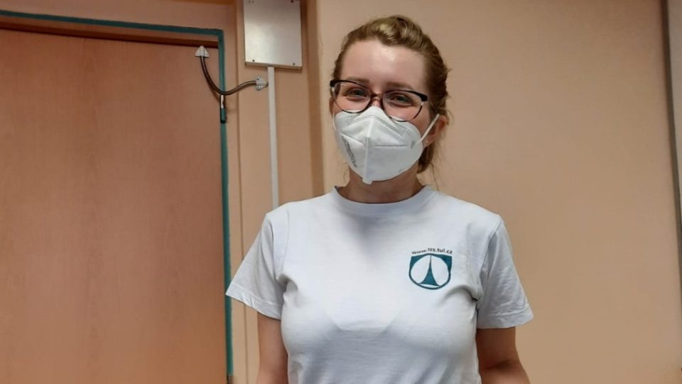 Studentka Fakulty zdravotnických studií TUL Barbora Klíčová u virtuálního anatomického stolu