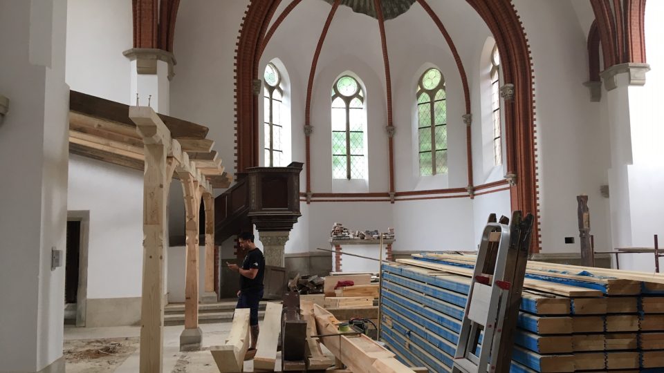 Práce na obnově „Červeného kostela“ ve Varnsdorfu pokračují