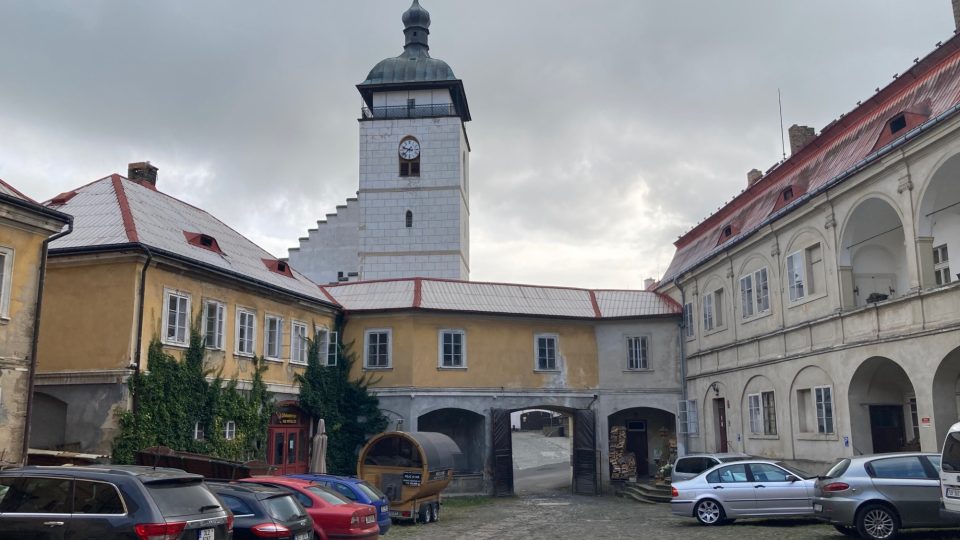 Zámek v České Kamenici dává jeho majitel s přispěním města pomalu do pořádku, úplně otevřít by ho mohl do pěti let