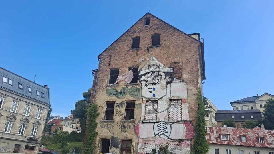 Dům s graffiti Večerníčka na libereckém Papírovém náměstí před demolicí