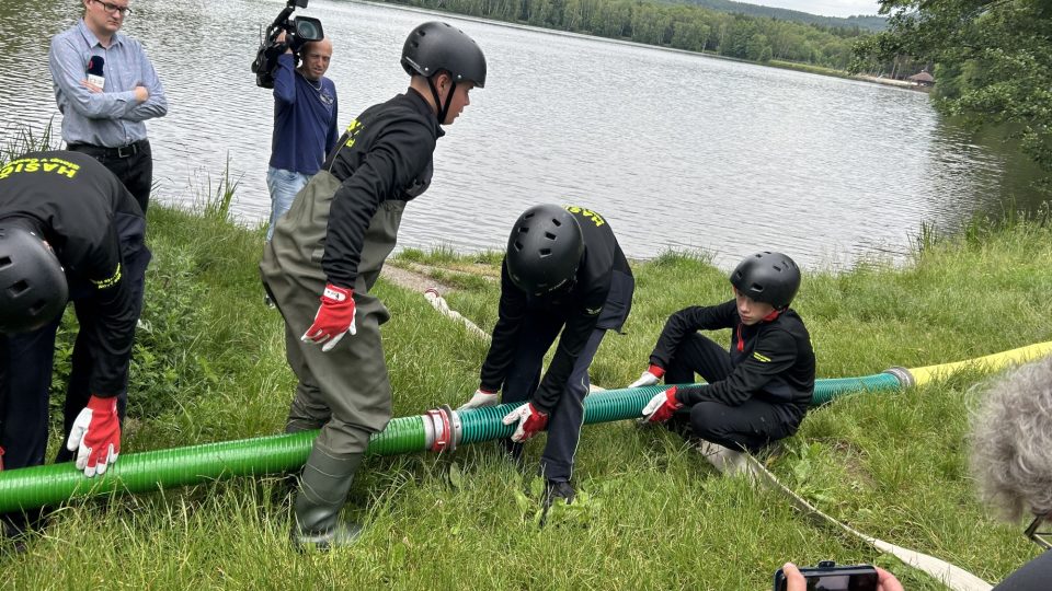 Děti z hasičských kroužků z Čech, Německa a Polska dosáhli nového rekordu v dálkovém vedení vody