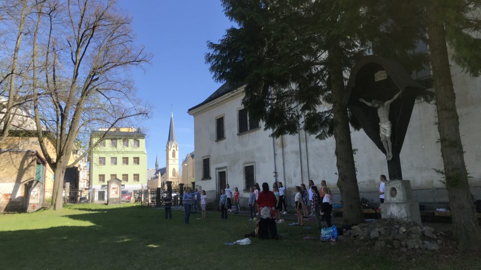 Děti zpívaly v zahradě barokního kostela Nalezení svatého Kříže v Liberci