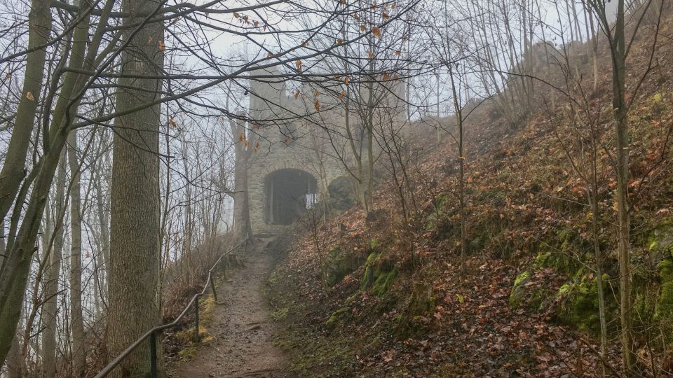 Zřícenina Andělská Hora je nedaleko Karlových Varů