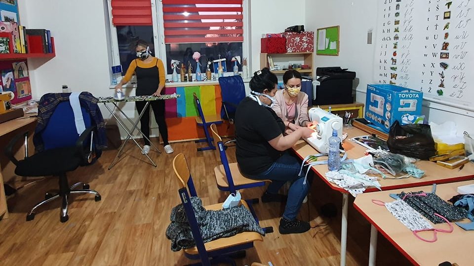 Šití roušek v Komunitním centru Černý Most | foto: Iveta Millerová Šití roušek v Komunitním centru Černý Most