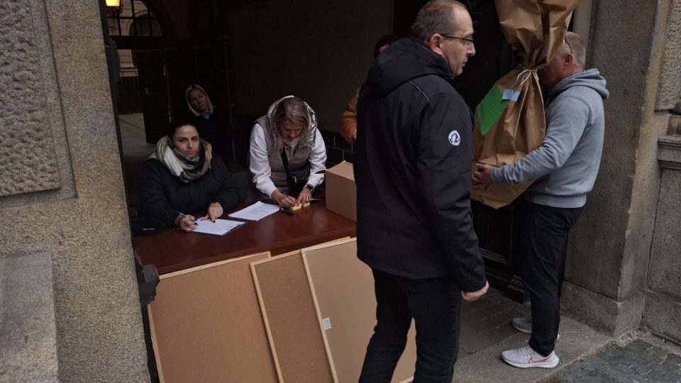Přebírací místo na liberecké radnici, kam vozí jednotlivé okrskové komise výsledky za svůj okrsek | foto: Jana Pavlíčková, Český rozhlas Přebírací místo na liberecké radnici, kam vozí jednotlivé okrskové komise výsledky za svůj okrsek