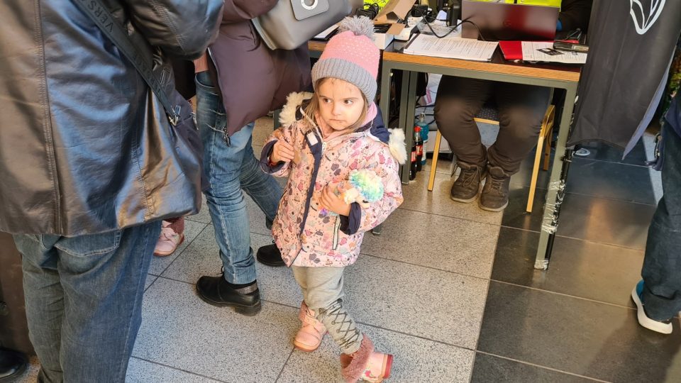 Z Ukrajiny prchají hlavně ženy a děti. Jedna z cest vede i přes polskou Wroclaw, kde se o uprchlíky starají dobrovolníci