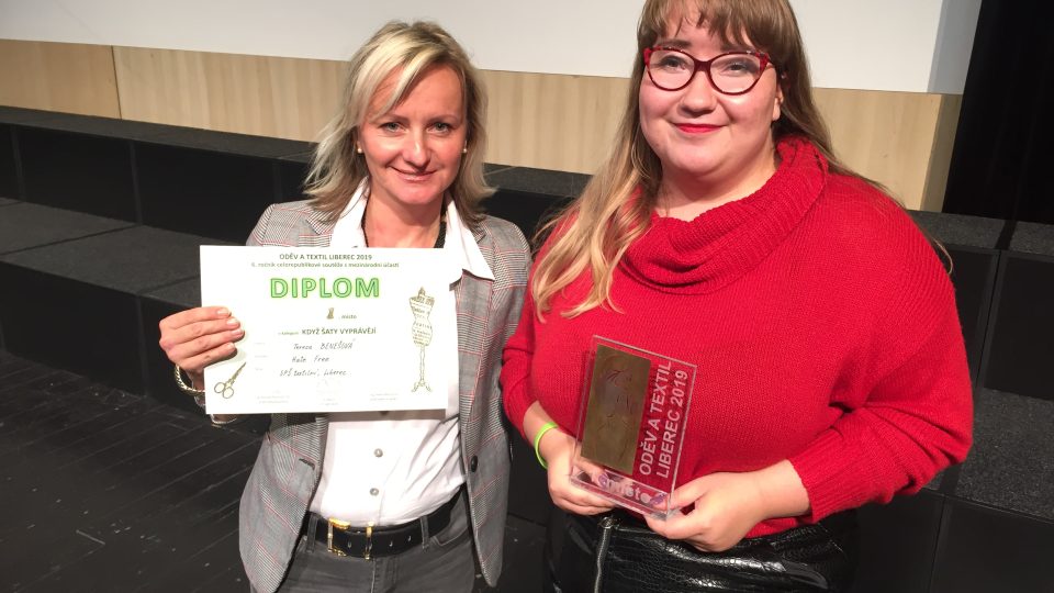 Vítězka jedné z kategorií Tereza Benešová se svou učitelkou Lucií Holou ze Střední průmyslové školy textilní Liberec