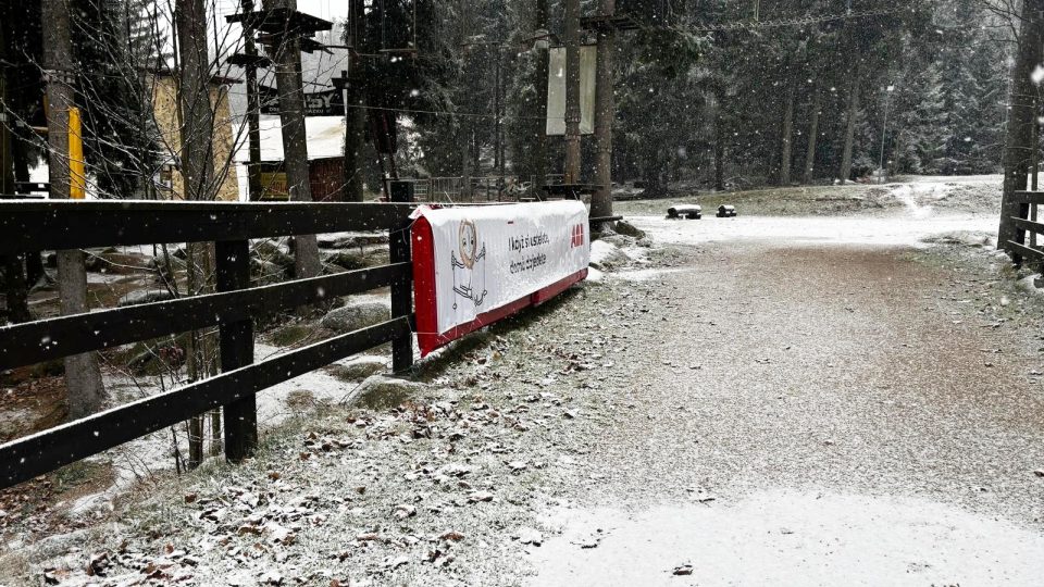 Startovní místo Jizerské 50 v polovině listopadu