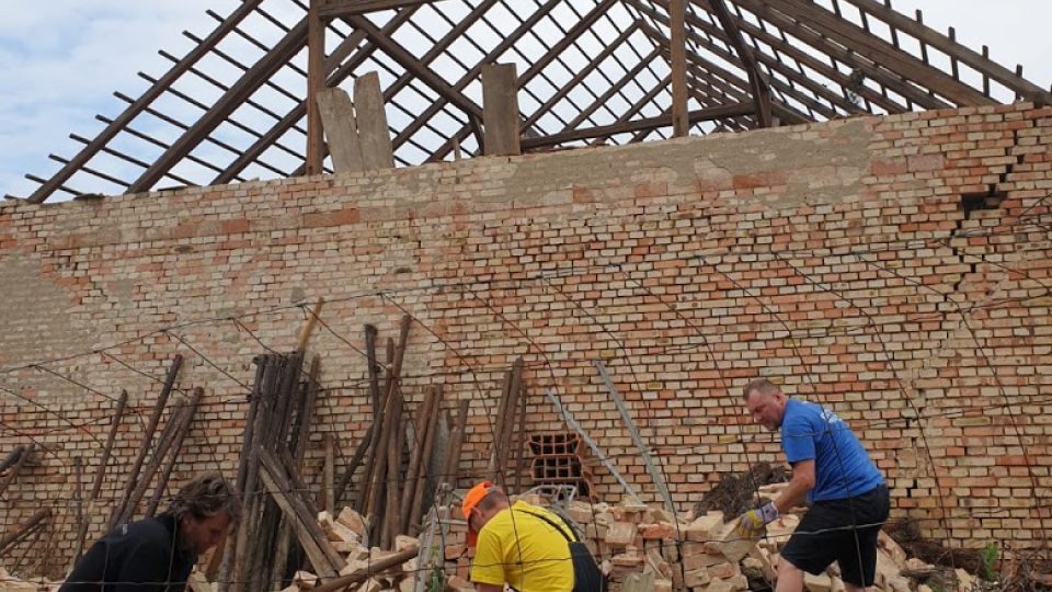 Momentka z Hodonínska. Oprava domů poškozených tornádem pokračuje
