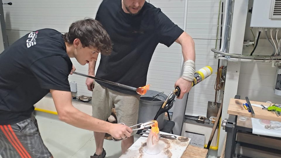 Výroba skleněného anděla ve sklářské huti u Jarošů | foto: Jana Švecová, Český rozhlas Výroba skleněného anděla ve sklářské huti u Jarošů