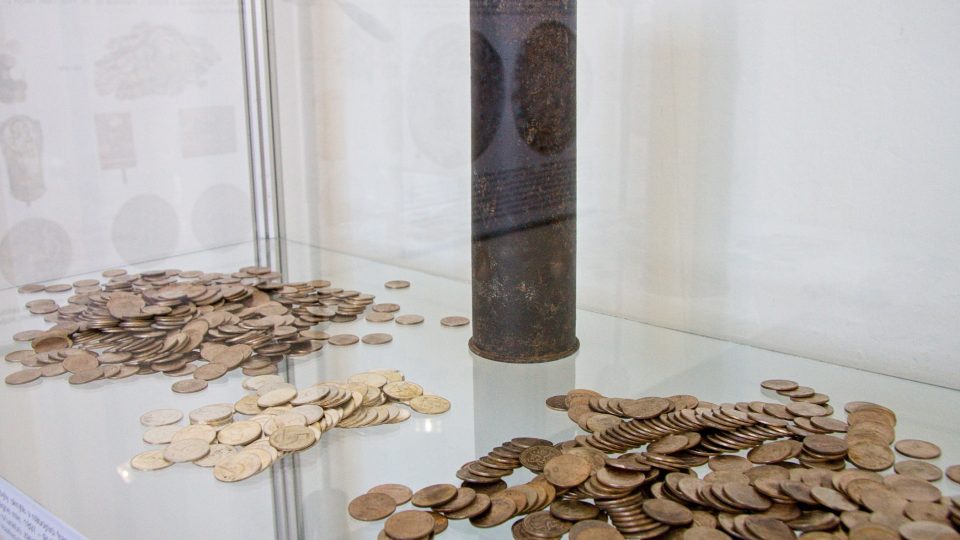 Výběr z mincí ukrytých v nábojnici