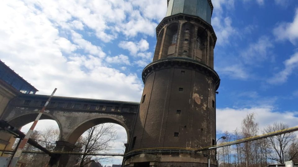 Bývalá zauhlovací věž je dominantou Vratislavic nad Nisou. O technickou památku se stará spolek AvanatgArt