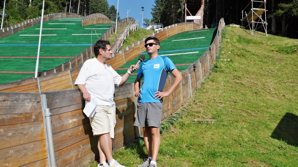 Redaktor Pavel Petr (vlevo) při rozhovoru se šéfem Jizerského klubu lyžařů Desná Patrikem Chlumem