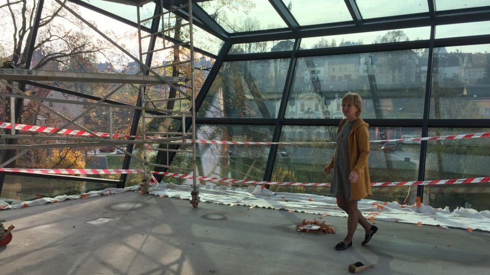 Na stavbu se s námi byla podívat  ředitelka Muzea skla a bižuterie Milada Valečková