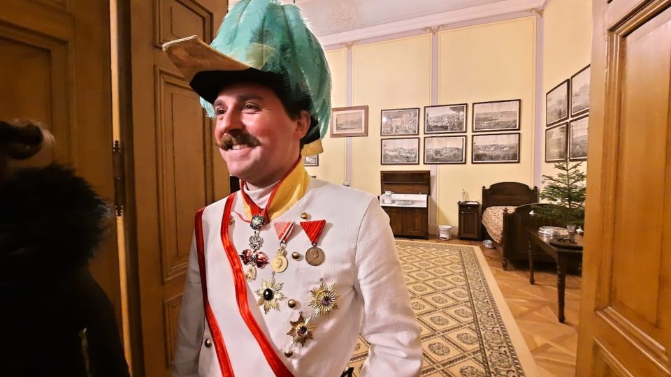 Kastelán zámku Zákupy Vladimír Tregl provází v kostýmu arcivévody Ferdinanda d´Este na večerních vánočních prohlídkách