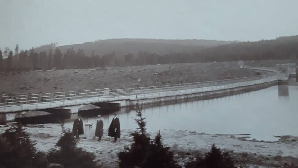Dobový snímek z výstavby Bedřichovské přehrady