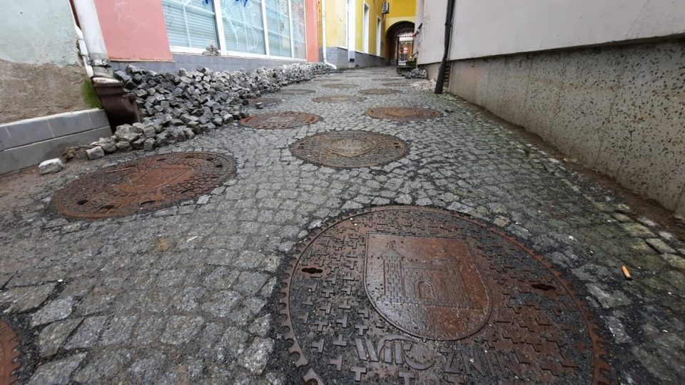 Rozmanitost kanálových poklopů můžete obdivovat přímo v centru Liberce, ve spojnici mezi Pražskou a Širokou