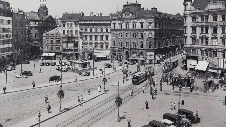 Pohled na náměstí Svobody z domu U Mamlasů. Centrální brněnské náměstí bylo dříve nazývané Dolní trh. Zachovalo si původní trojúhelníkový tvar daný dřívějšími obchodními trasami a potokem