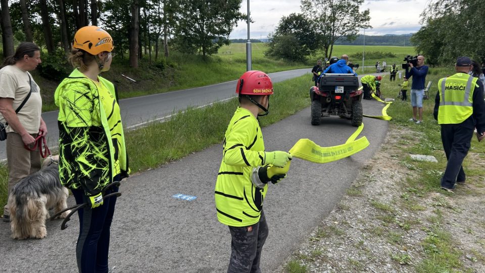 Dětští hasiči propojili hadicemi Nový Bor a Sloup v Čechách, jde o nový rekord v dálkovém vedení vody