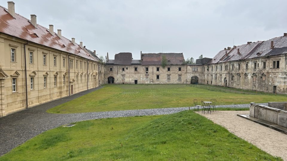 Část hospodářského dvora zámku Zákupy je opravená, část na opravu ještě čeká