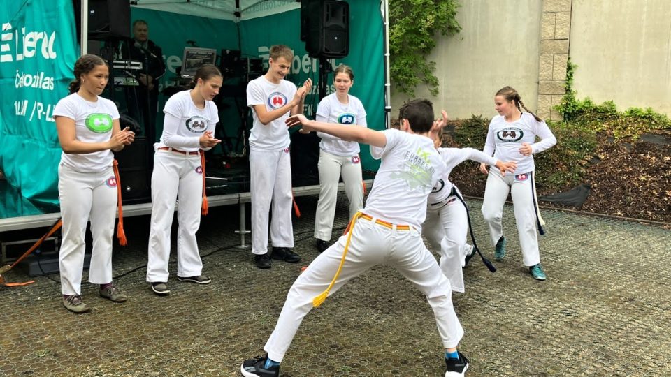 Capoeiru, brazilské bojové umění podobné tanci, předvedli členové libereckého sportovního klubu Vem Camará Capoeira
