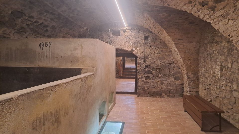 Návštěvníci mohou absolvovat také trasu nazvanou Teplo domova. Ta je zavede do sklepních prostor zámku | foto: Romana Kubicová, Český rozhlas Návštěvníci mohou absolvovat také trasu nazvanou Teplo domova. Ta je zavede do sklepních prostor zámku