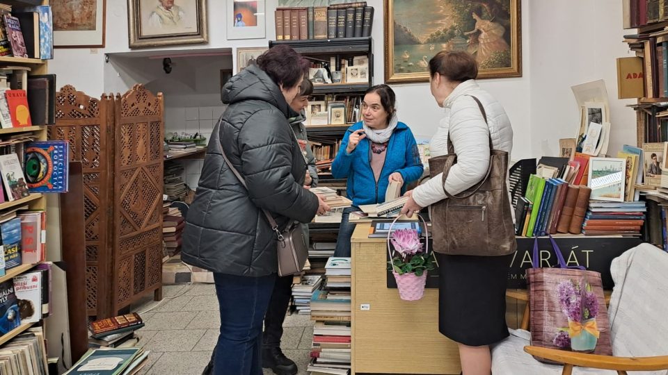Majitelka antikvariátu Milena Rutkovská uprostřed mezi zákaznicemi