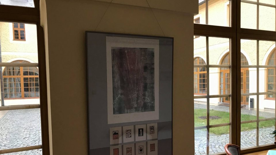 Na sloupech křížové chodby hejnického kláštera vystavují mladí grafici