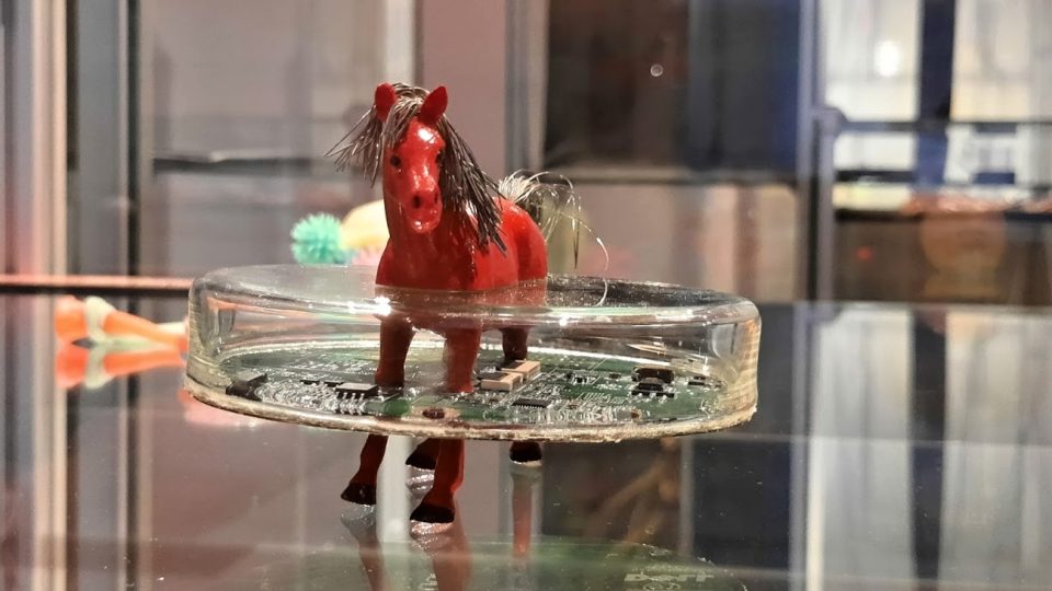Trojský kůň - jeden z exponátů na jablonecké výstavě šperků Computer & Jewellery