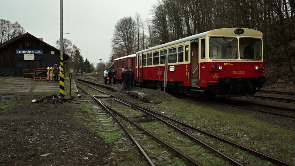 Motorový vlak řady 152 ve stanici Lomnice nad Popelkou