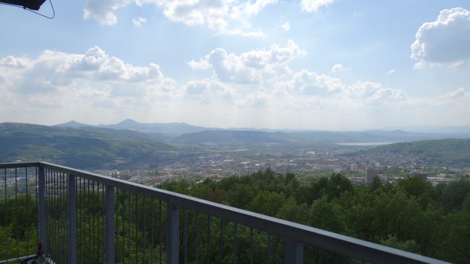 Z Erbenovy vyhlídky je v dálce vidět i Milešovka | foto: Eva Bucharová, Český rozhlas Z Erbenovy vyhlídky je v dálce vidět i Milešovka