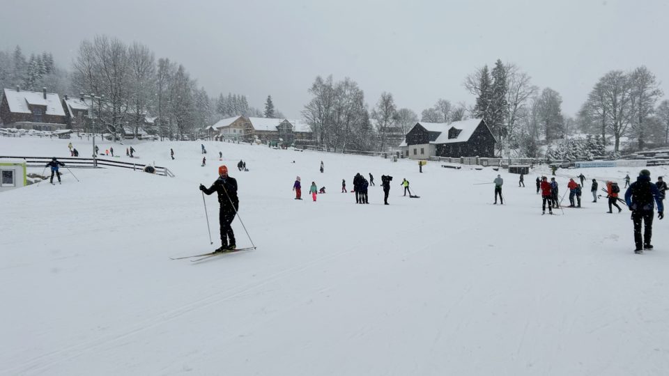 Sněhová nadílka přilákala do Bedřichova a odtamtud na Jizerskou magistrálu davy lidí