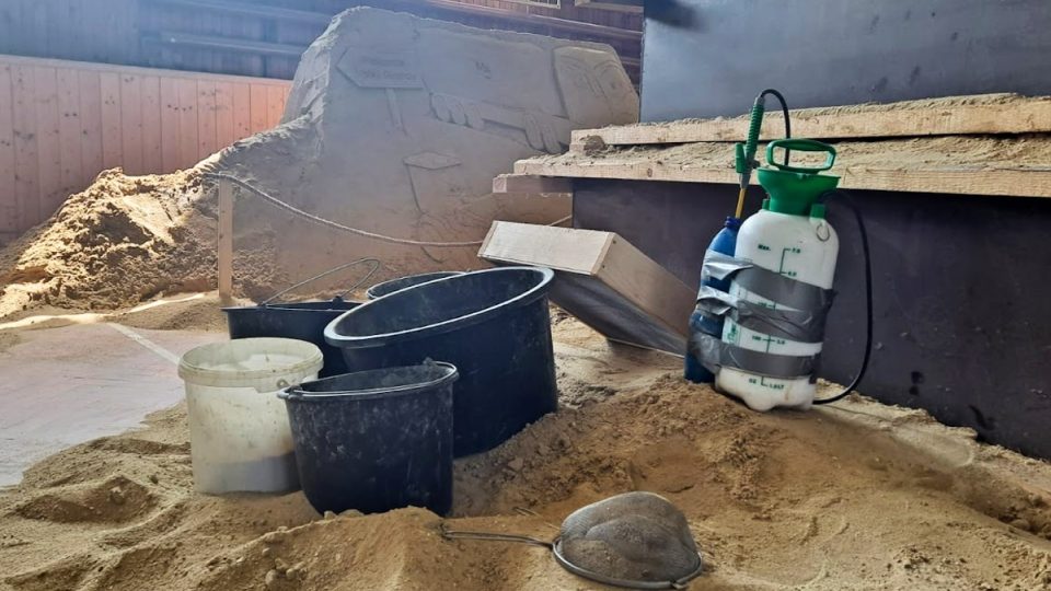 V bývalé tělocvičně u zámku v Doksech, kde je výstava obřích pískových soch, můžou lidé také zkusit něco z písku vytvořit
